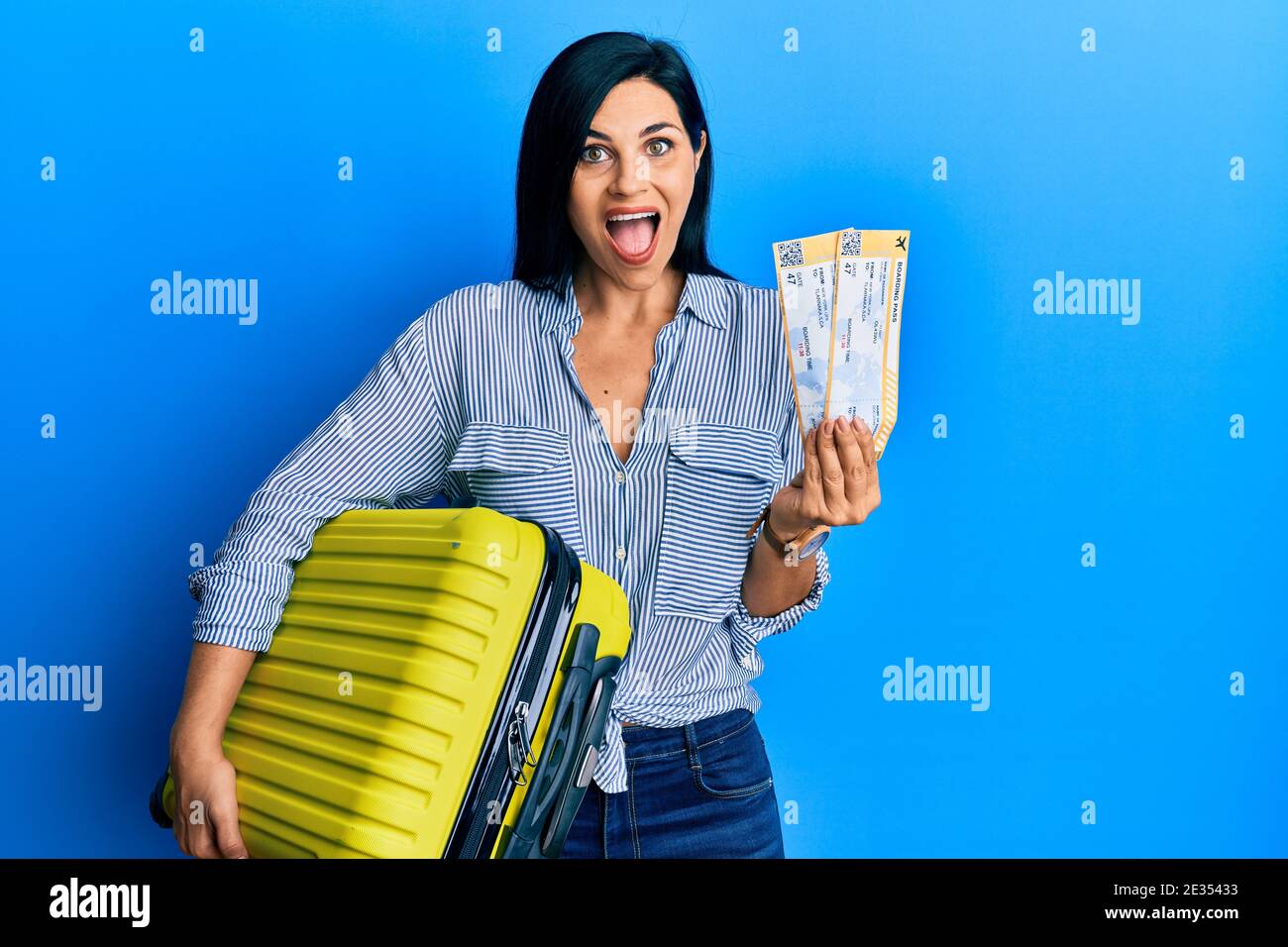 Una joven caucásica con maletas de cabina y entradas de embarque para  celebrar locos y asombrados por el éxito con los ojos abiertos gritando  emocionados Fotografía de stock - Alamy