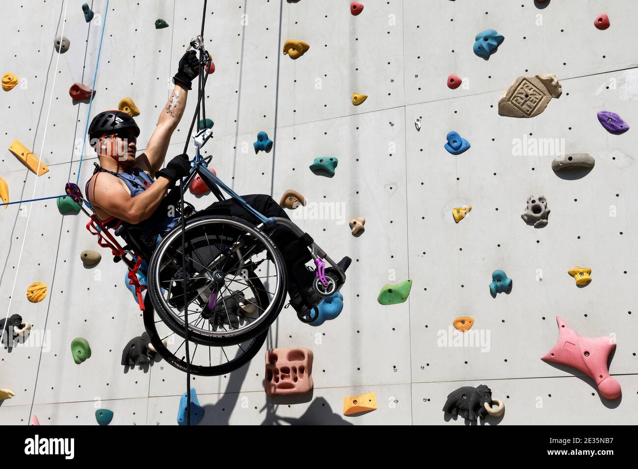 Lai Chi-wai, escalador parapléjico, asiste a una sesión de entrenamiento  antes de su intento de escalar la Torre Nina de 320 metros de altura usando  solo su fuerza superior del cuerpo, en