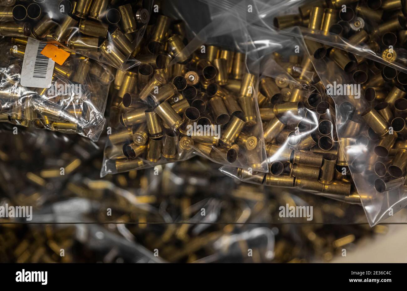 Cartuchos de pistola de latón vacíos, munición a granel en exhibición en una tienda de armas, escasez de municiones en California Foto de stock