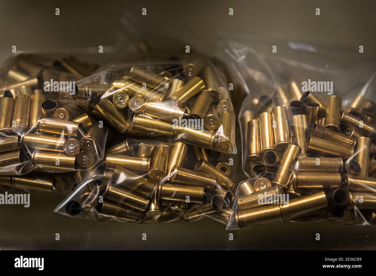 Placerville, EE.UU. - 25 de noviembre de 2020: Cartuchos vacíos de pistola de latón, munición a granel en una tienda de armas, escasez de municiones en California Foto de stock