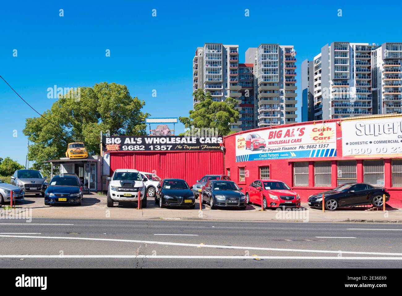 Un pequeño concesionario independiente de coches usados, Big al's, en Parramatta Road (Great Western Highway) en el oeste de Sydney, Australia Foto de stock