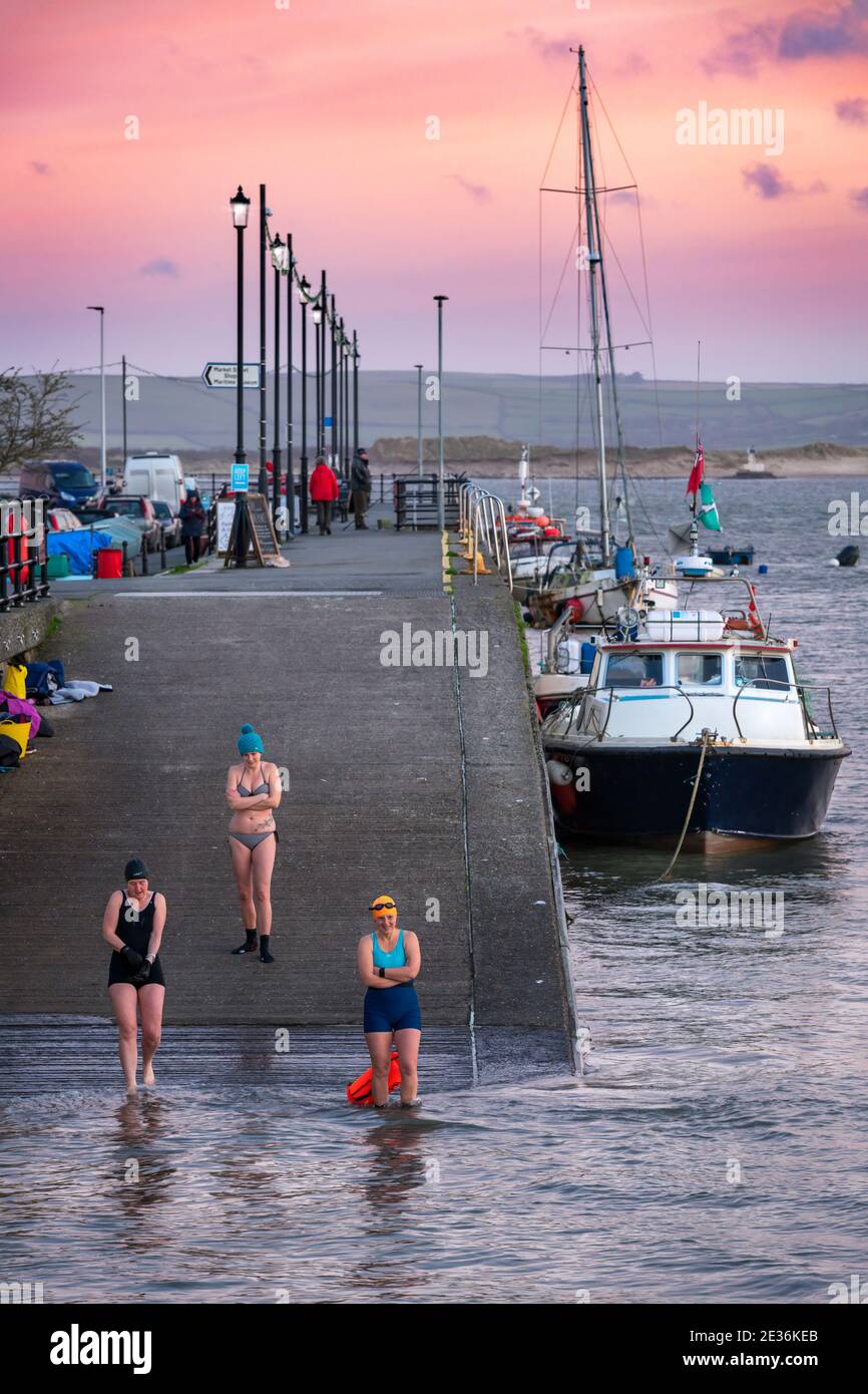 Appledore, North Devon, Inglaterra. Domingo 17 de enero de 2021. El tiempo en el Reino Unido. Después de una noche fría en North Devon, al amanecer un grupo de nadadores de agua abierta se preparan para darse un chapuzón en el río Torridge en el pintoresco pueblo costero de Appledore. Crédito: Terry Mathews/Alamy Live News Foto de stock