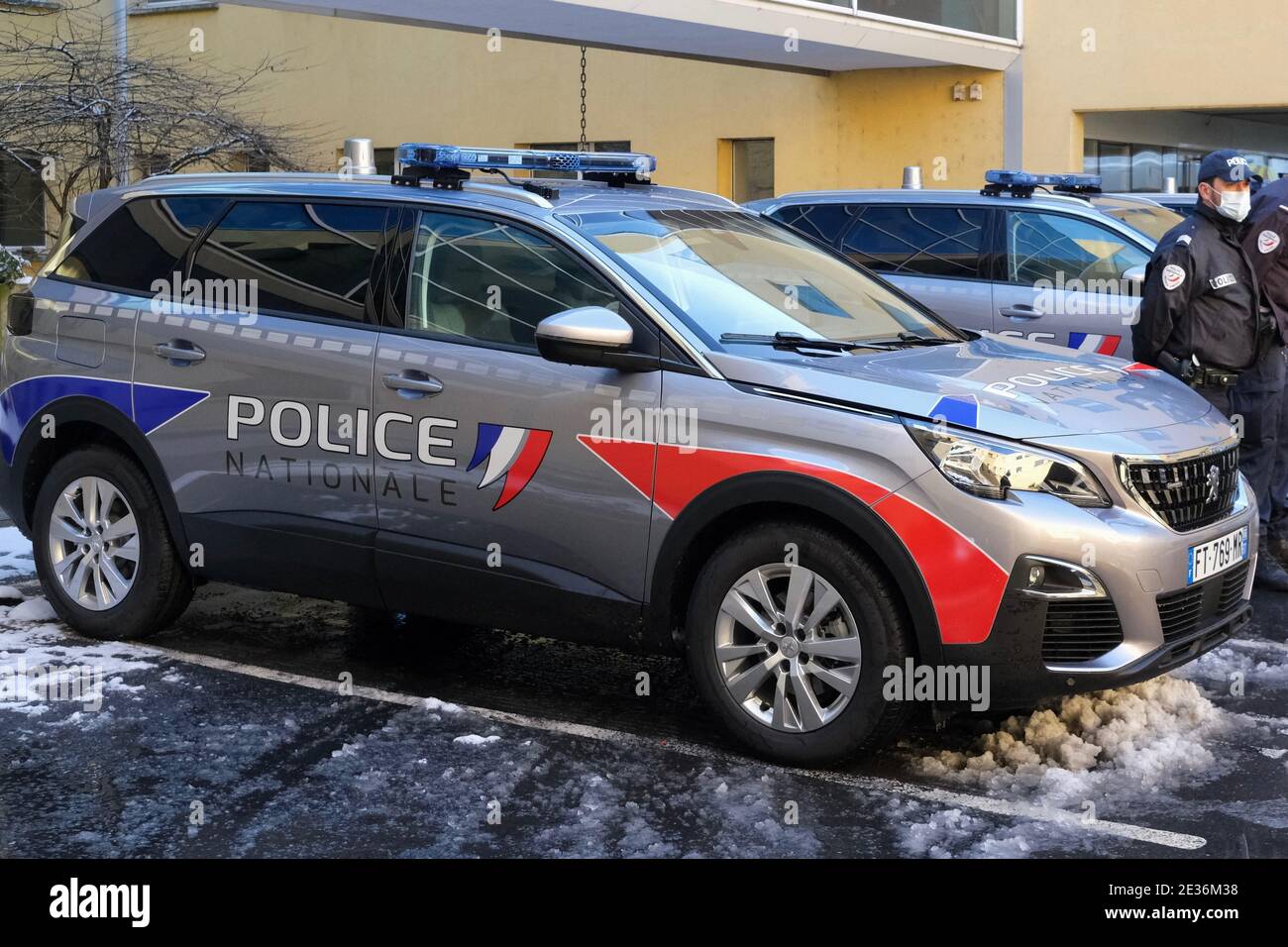 La policía nacional francesa está equipada con nuevos equipos, incluido el  nuevo Peugeot 5008. ¡las fuerzas de policía van a estar equipadas! En  septiembre de 2020. Moto eléctrica, coches, scooter eléctrico. Gerald