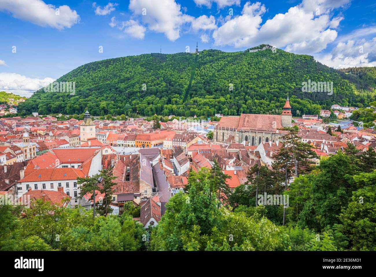 Brasov, Transilvania. Rumania. Vista panorámica del centro de la ciudad vieja, y la montaña de Tampa. Foto de stock