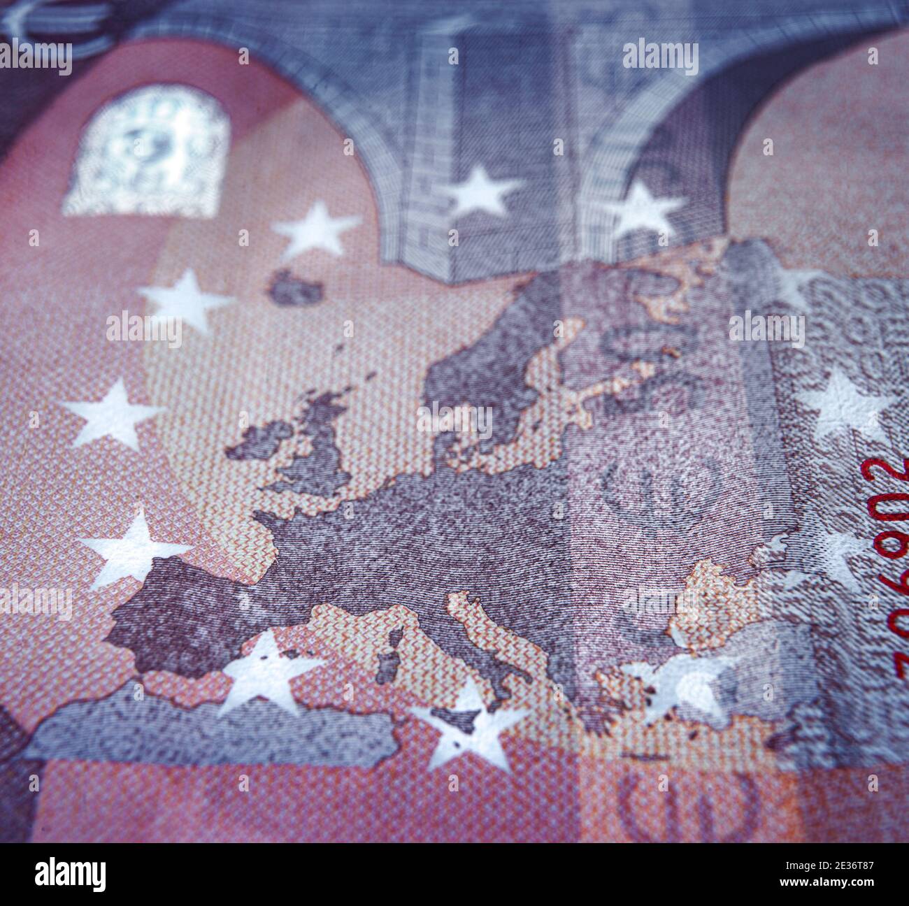Enfoque poco profundo frente al billete de euro centrado en el mapa de europa Foto de stock