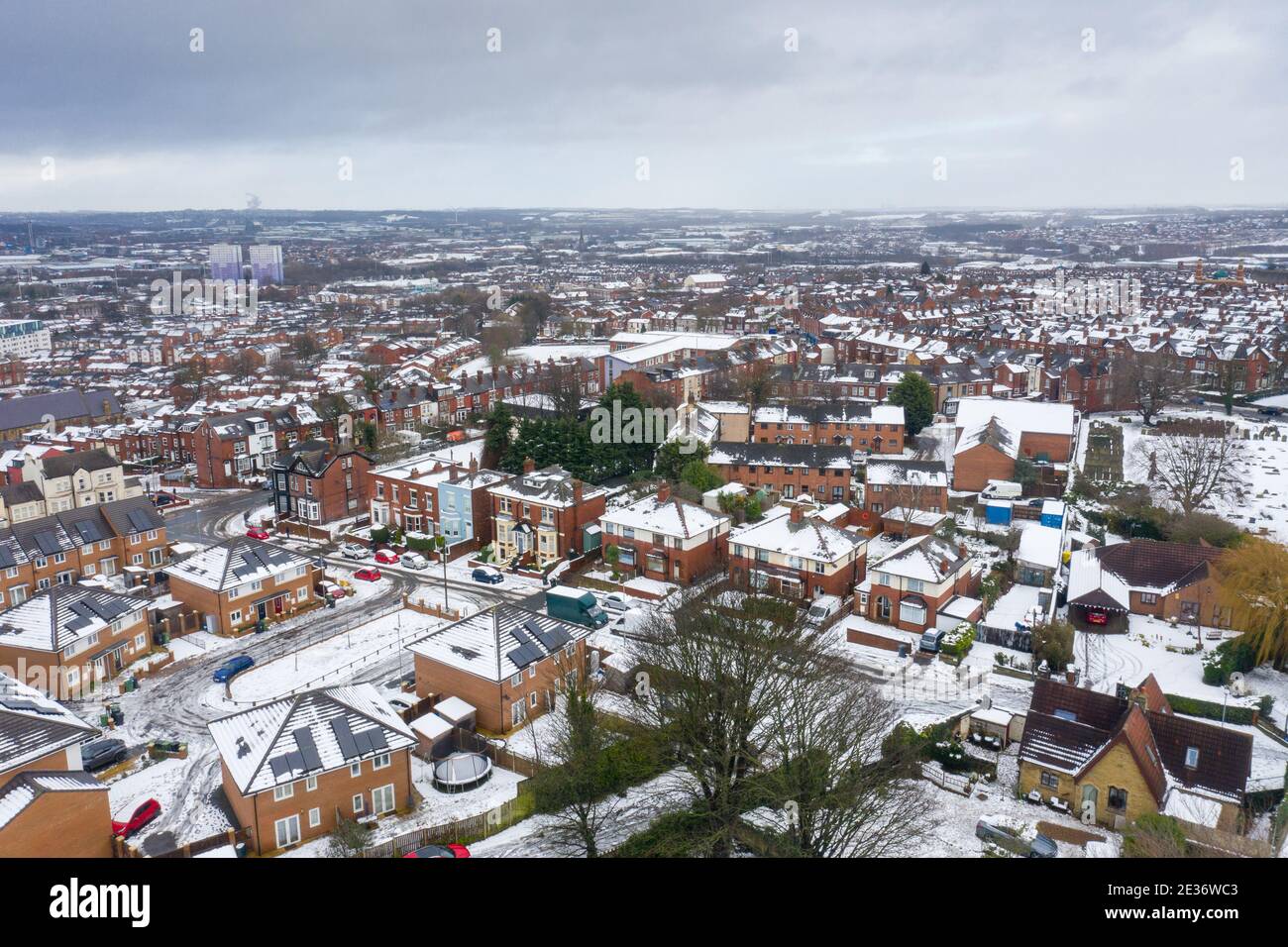 Foto aérea de un día nevado en la ciudad de Leeds en el Reino Unido, mostrando filas de casas de terraza con tejados cubiertos de nieve en el pueblo de Beeston en la wi Foto de stock