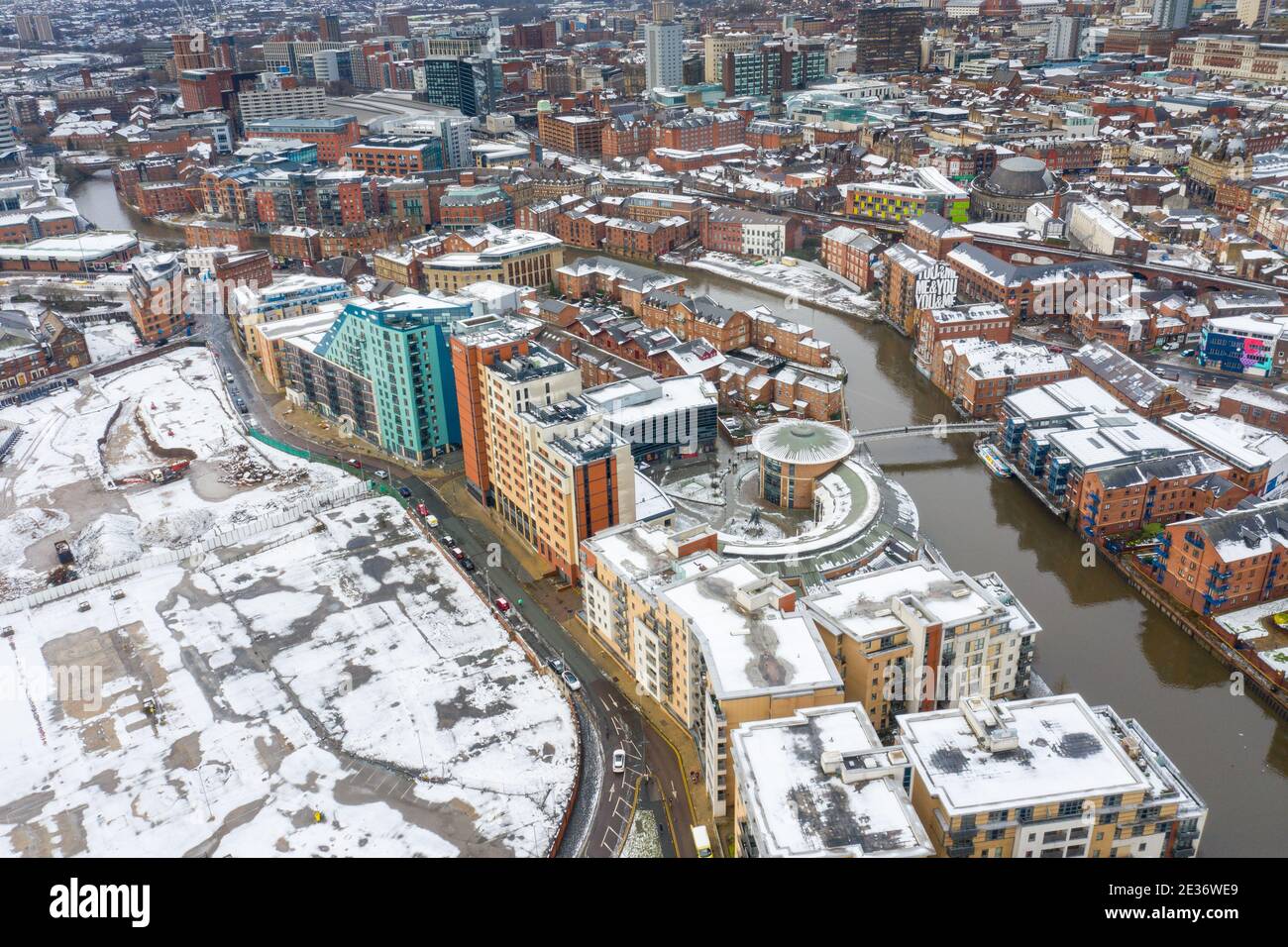 Foto aérea de la zona en el centro de la ciudad de Leeds Conocido como Brewery Wharf mostrando edificios de apartamentos cubiertos de nieve a lo largo Al lado de la Leeds y Liverpool c Foto de stock