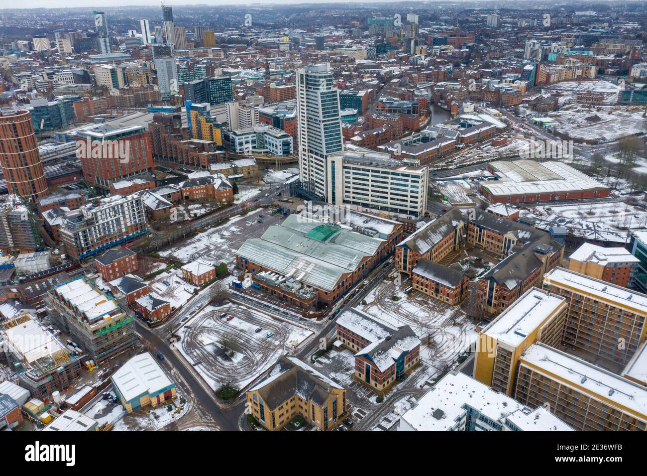 Foto aérea del centro de la ciudad de Leeds en West Yorkshire, cerca del edificio de apartamentos Bridgewater Place a lo largo de la estación de tren de Leeds en el sn Foto de stock