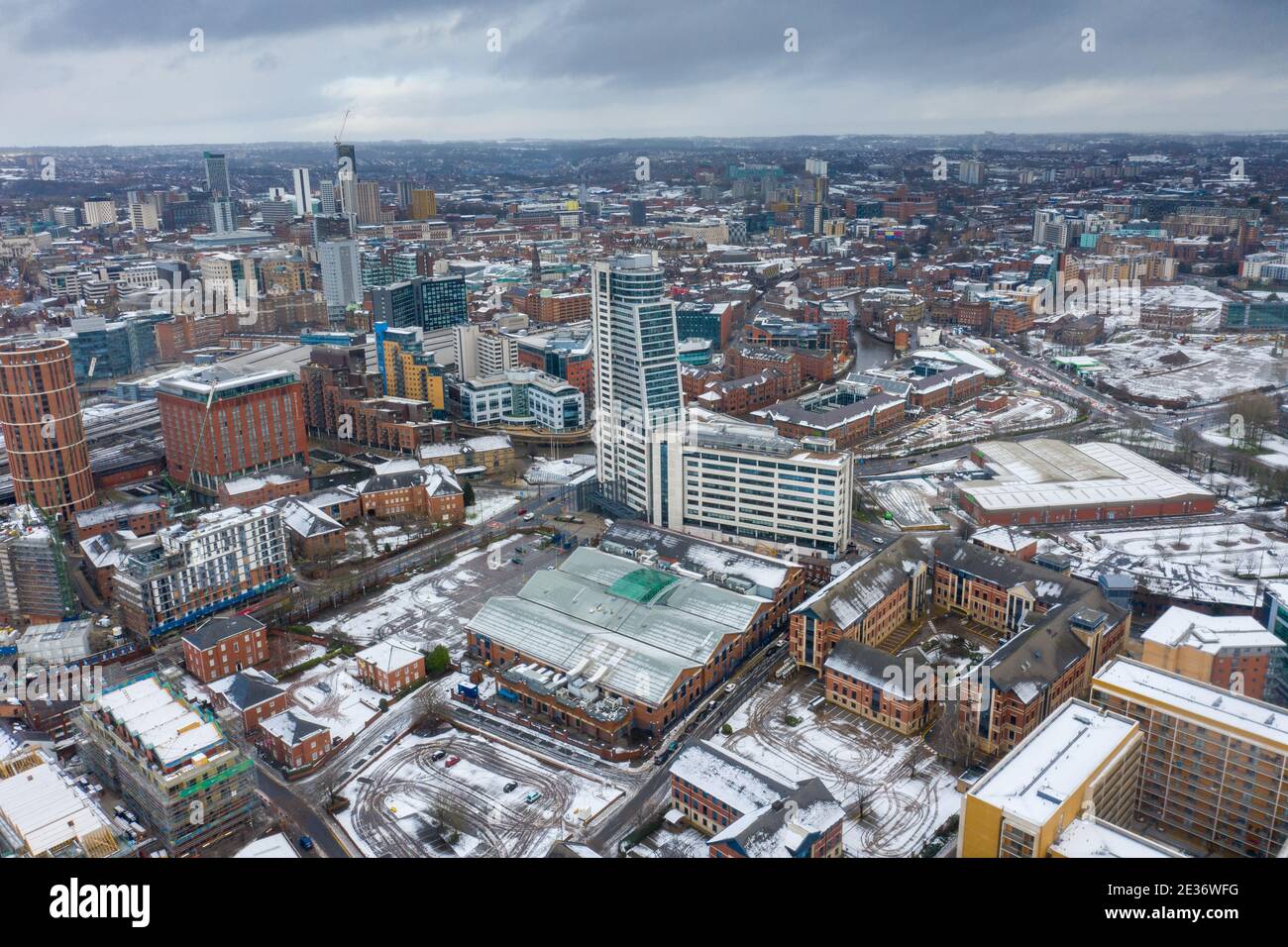 Foto aérea del centro de la ciudad de Leeds en West Yorkshire, cerca del edificio de apartamentos Bridgewater Place a lo largo de la estación de tren de Leeds en el sn Foto de stock