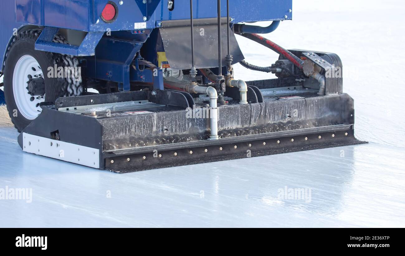 máquina especial para limpiar hielo en una pista de hielo en el trabajo.  Industria del transporte Fotografía de stock - Alamy