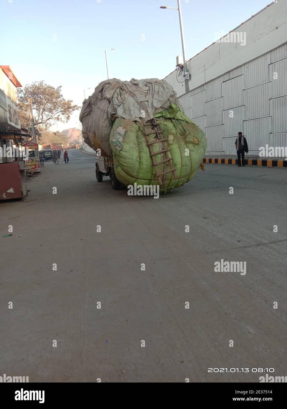 sobrecarga vehical camión en la india Foto de stock