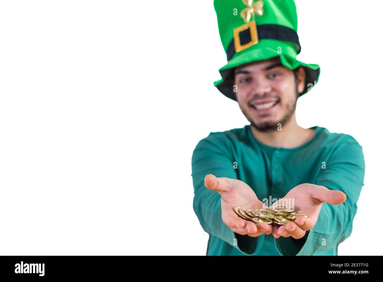 Un hombre encantador en un sombrero leprechaun con un verde Disfraz para  una fiesta que ofrece monedas de oro el día de San Patricio Fotografía de  stock - Alamy