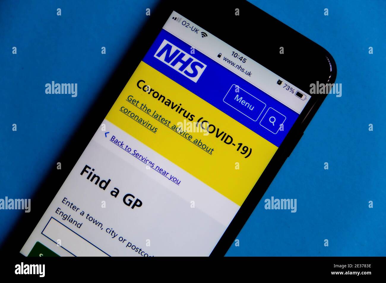 Londres Reino Unido, enero de 17 2021, NHS App Consejo público encontrar un médico o médico local durante Covid-19 Pandemic en un teléfono móvil o smartphone Foto de stock