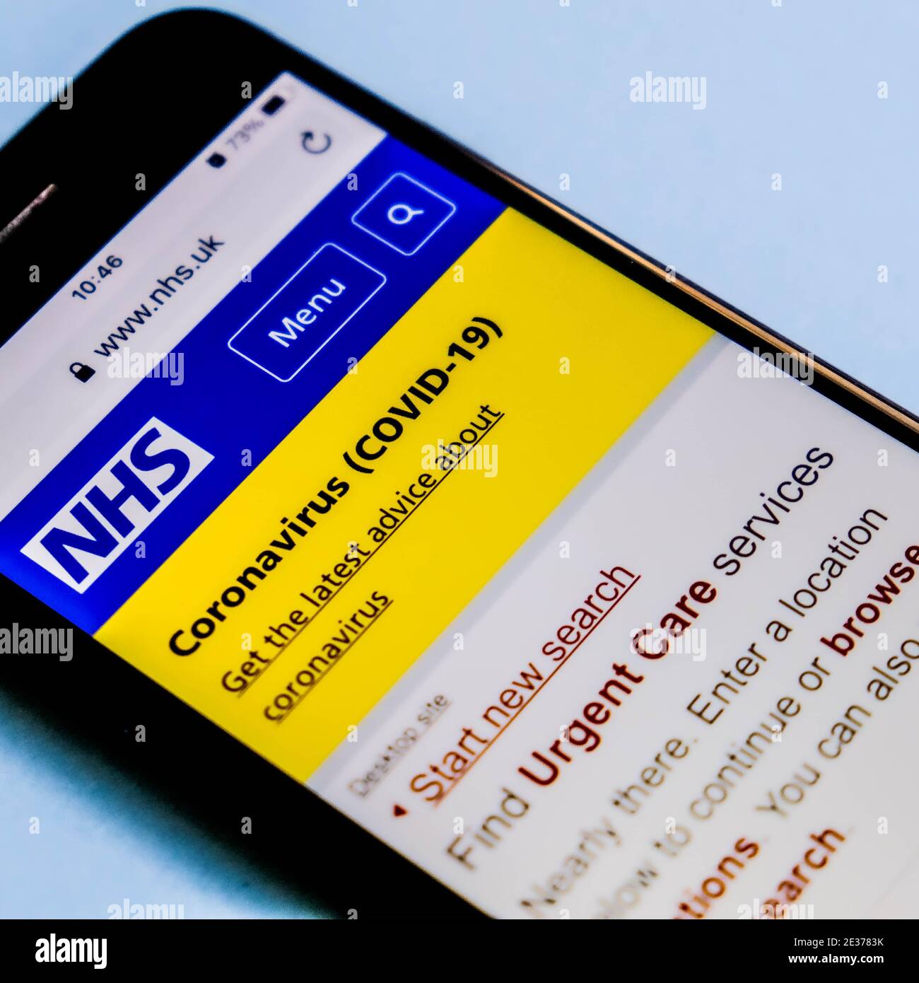 Londres, Reino Unido, 17 2021 de enero, NHS App encontrando servicios de atención urgente o de emergencia durante Covid-19 captura de pantalla pandémica en un teléfono móvil o inteligente Foto de stock