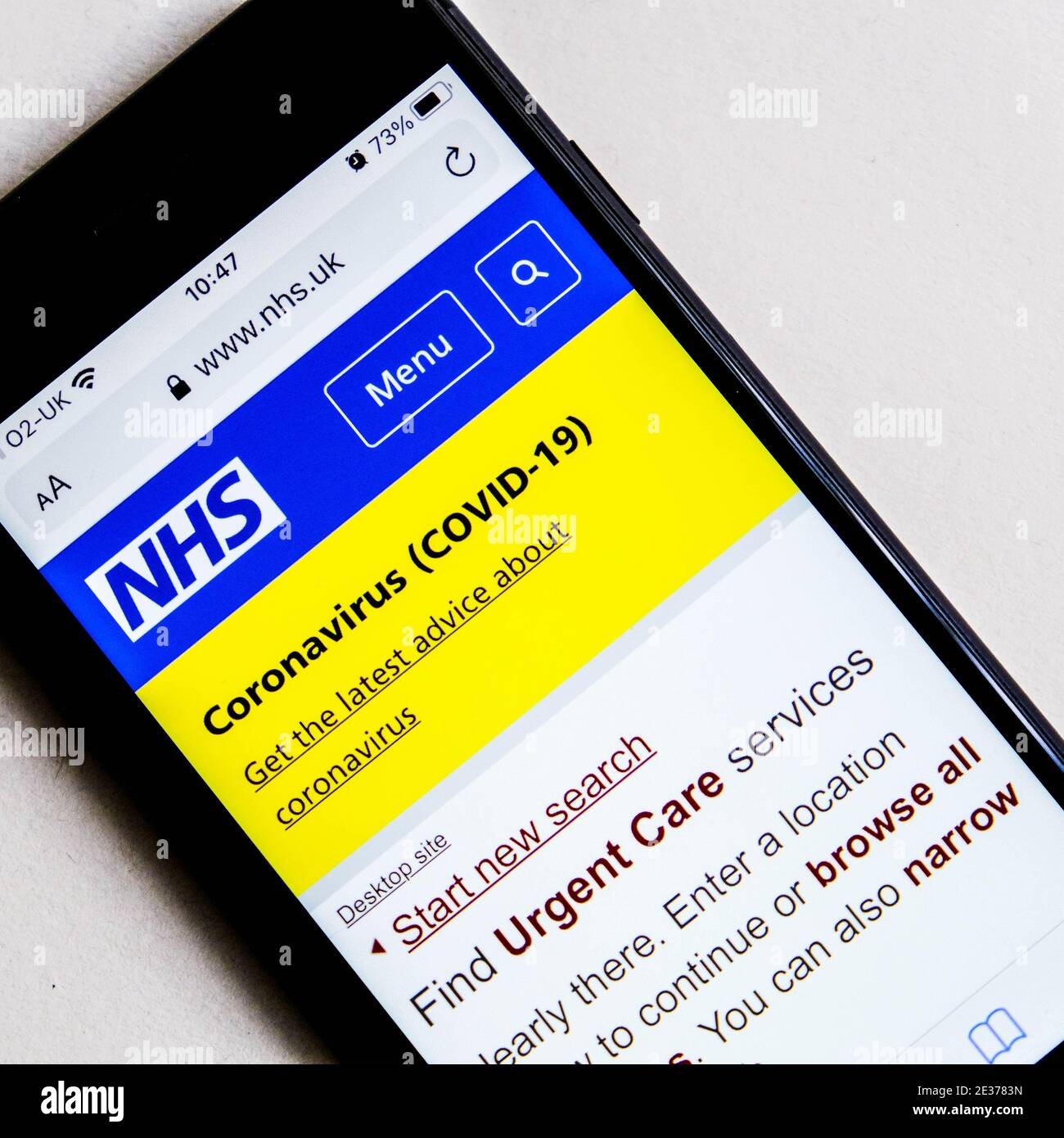 Londres, Reino Unido, 17 2021 de enero, NHS App encontrando servicios de atención urgente o de emergencia durante Covid-19 captura de pantalla pandémica en un teléfono móvil o inteligente Foto de stock