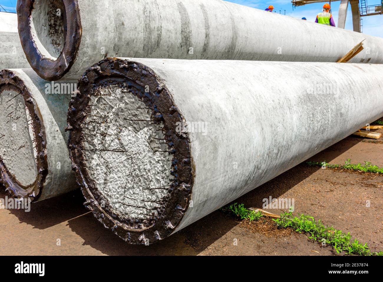 Descarga de postes de hormigón de alta tensión en la obra utilizando una  grúa de elevación. Preparación para la instalación de líneas de alta  tensión Fotografía de stock - Alamy