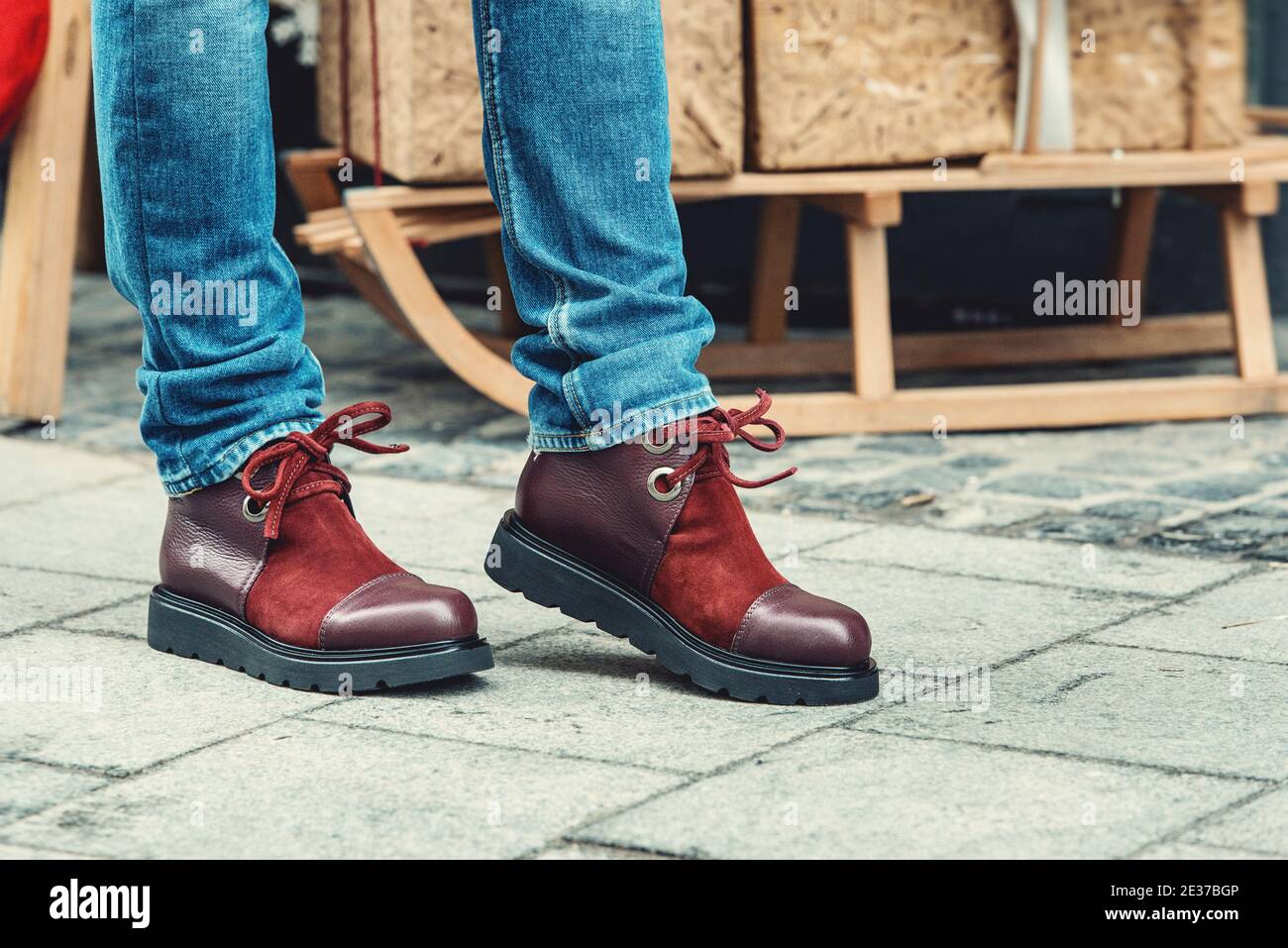 Zapatillas altas para mujer. Par de botas con cordones para zapatos. Moda  juvenil moderna de calzado informal femenino Fotografía de stock - Alamy