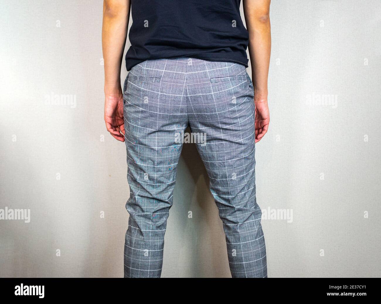 Pantalones ajustados, hombre de pie girando hacia atrás Fotografía de stock  - Alamy
