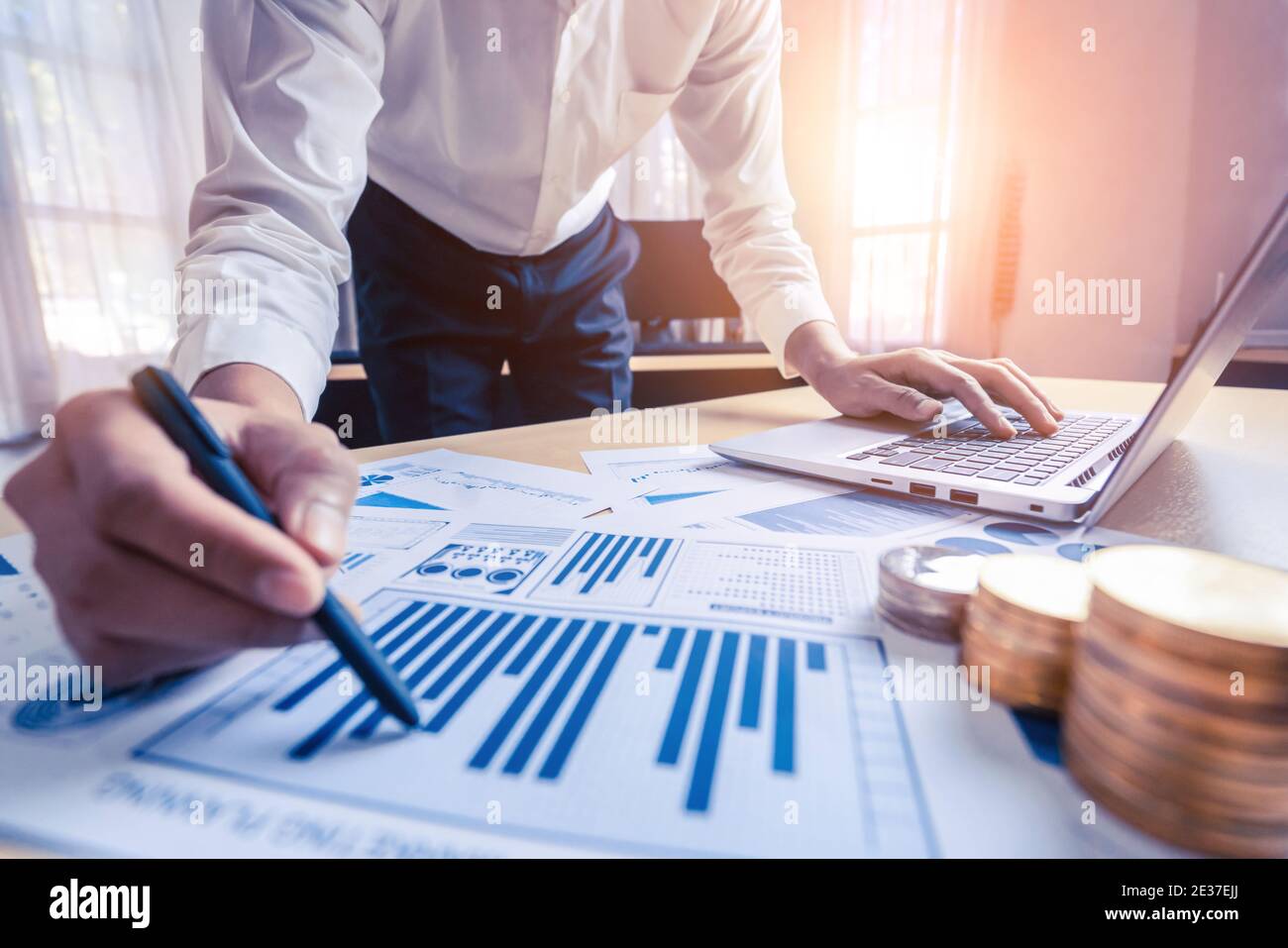 El contador de negocios o el experto financiero analizan el gráfico de informes de negocios y el gráfico de finanzas en la oficina corporativa. Concepto de economía financiera, banca Foto de stock