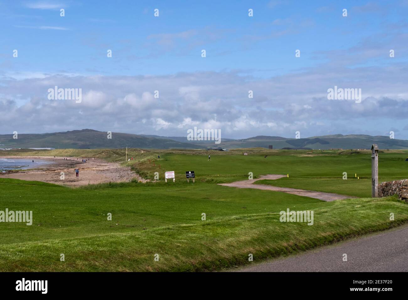 Una vista del campo y de la costa, Machrihanish Golf Club, Argyll, Escocia Foto de stock