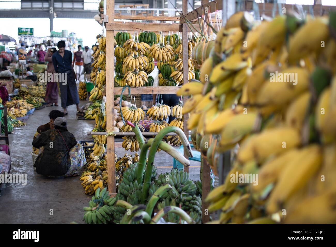 Pequeños plátanos amarillos maduros que se venden en un local tradicional Mercado de frutas y verduras en las zonas rurales de Myanmar cerca de Yangon Foto de stock