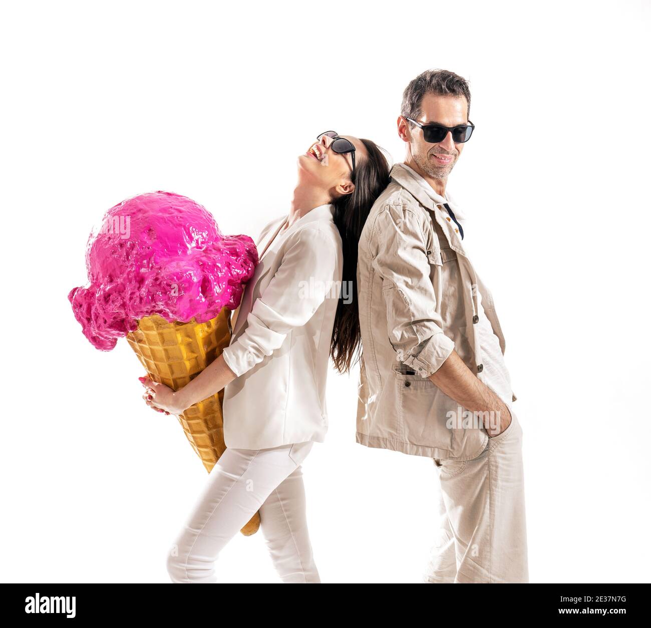 Pareja comiendo helado Imágenes recortadas de stock - Alamy Pareja comiendo helado Imágenes recortadas de stock - Alamy