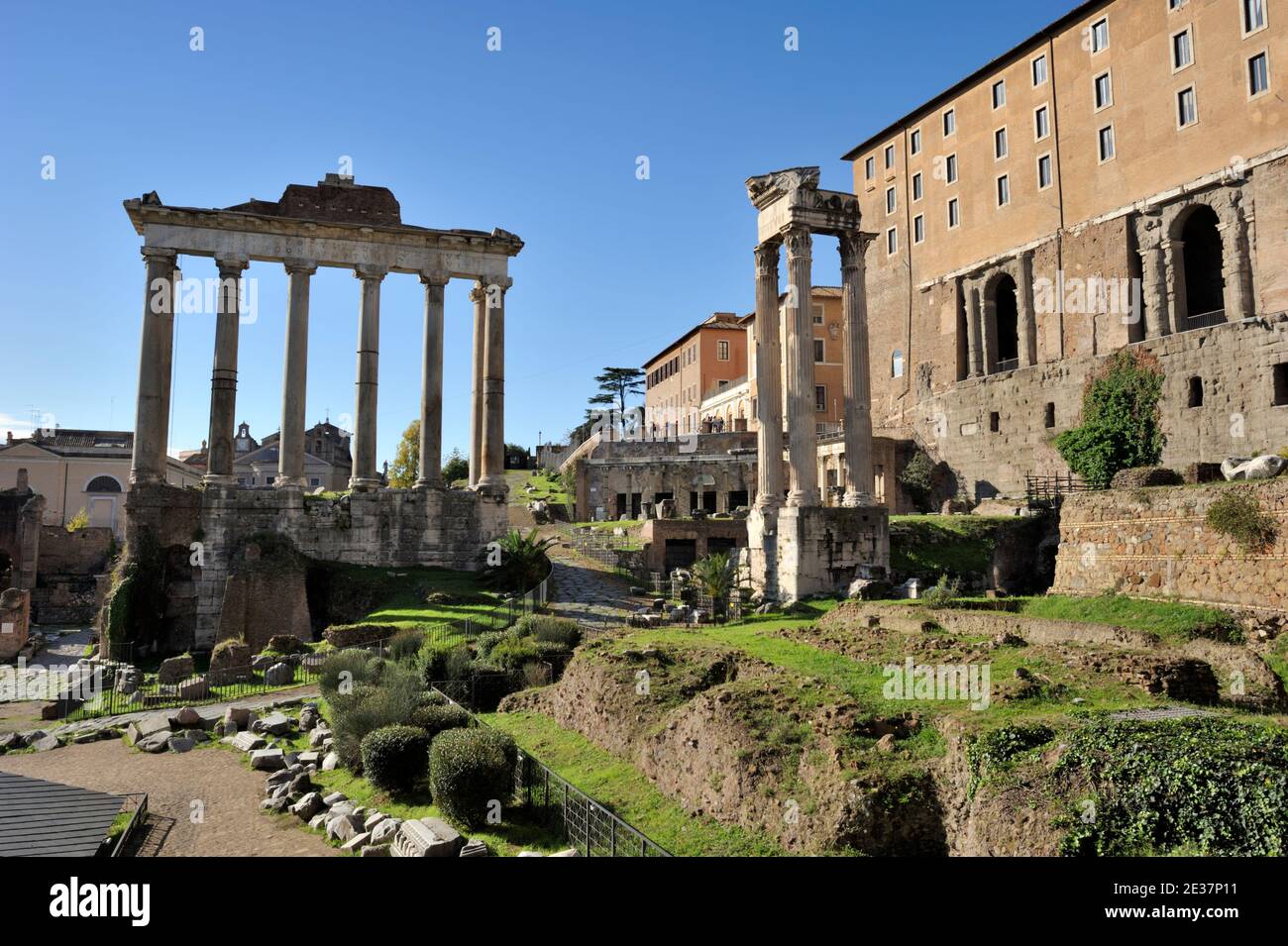italia, roma, foro romano, templo de saturno, templo de vespasiano y tito y tabularium en la colina capitolina Foto de stock