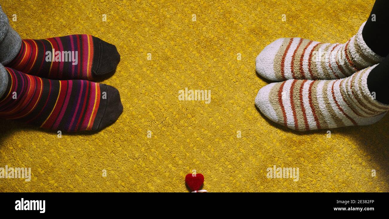 calcetines hombre, mujer y corazón, amor, día de san valentín en el  interior Fotografía de stock - Alamy
