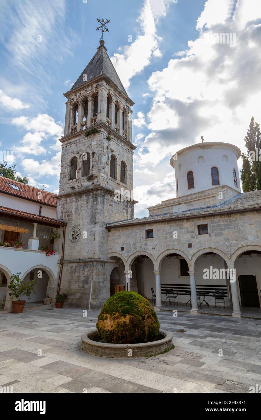 Krka monasterio ortodoxo medieval serbio. Parque nacional de Krka, Dalmacia, Croacia. Foto de stock