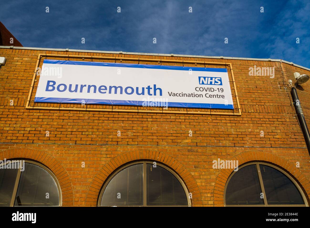 Bournemouth, Inglaterra – firma al Centro de vacunación NHS COVID-19 en el Bournemouth International Center, paisaje, el 17 2021 de enero en el Reino Unido. Foto de stock