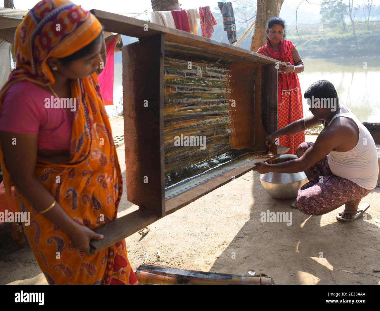 Los familiares de los coleccionistas de savia de palma están haciendo  jaggery de savia de palma en la aldea de Mohanbhog. Agartala, Tripura,  India Fotografía de stock - Alamy