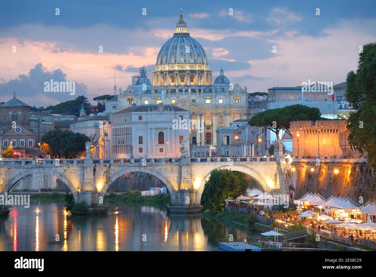 Vista nocturna hasta el Ponte Sant'Angelo y la Basílica de San Pedro en Roma, Italia Foto de stock