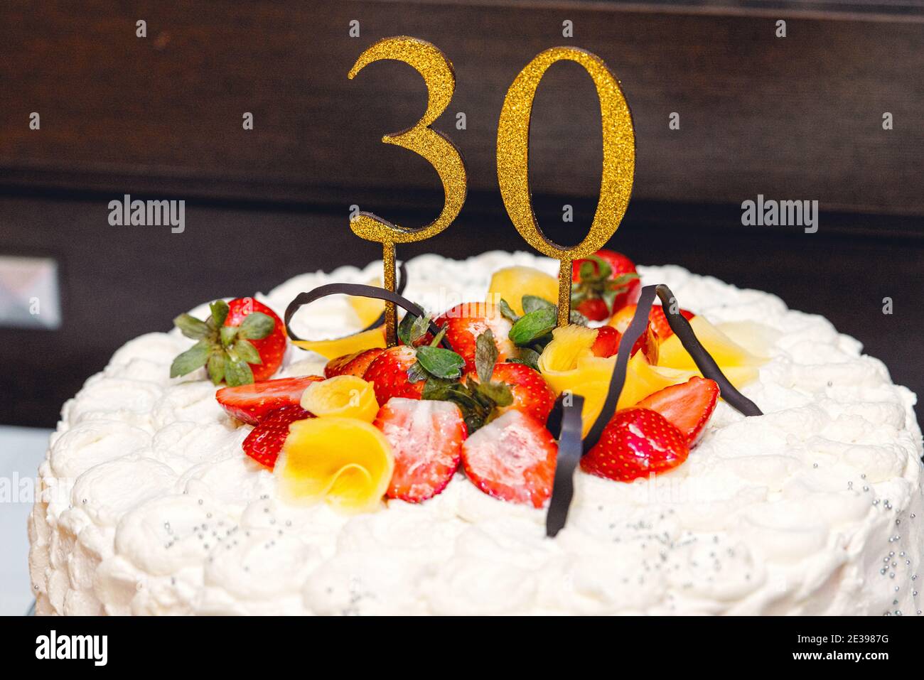 Pastel de cumpleaños 30 años con frutas y brillo Fotografía de stock - Alamy