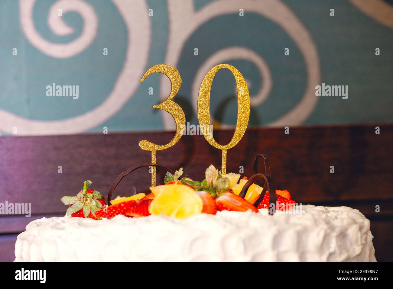 Pastel de cumpleaños 30 años con frutas y brillo Fotografía de stock - Alamy