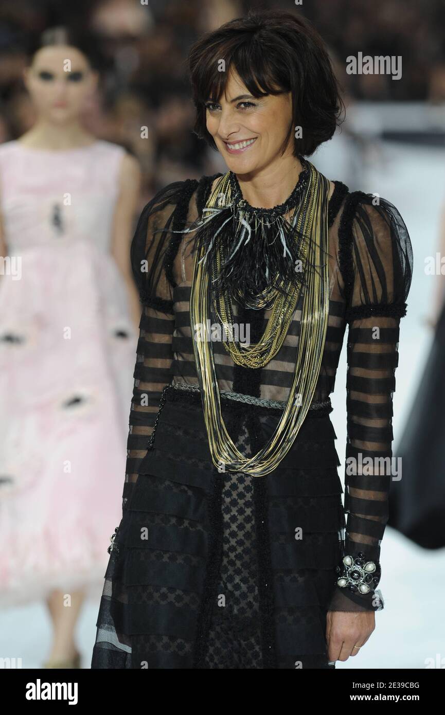 Ines de la Fressange muestra una creación de Karl Lagerfeld para la  presentación de la colección de primavera-verano 2011 de Chanel, lista para  usar, que se celebró en el Grand Palais de