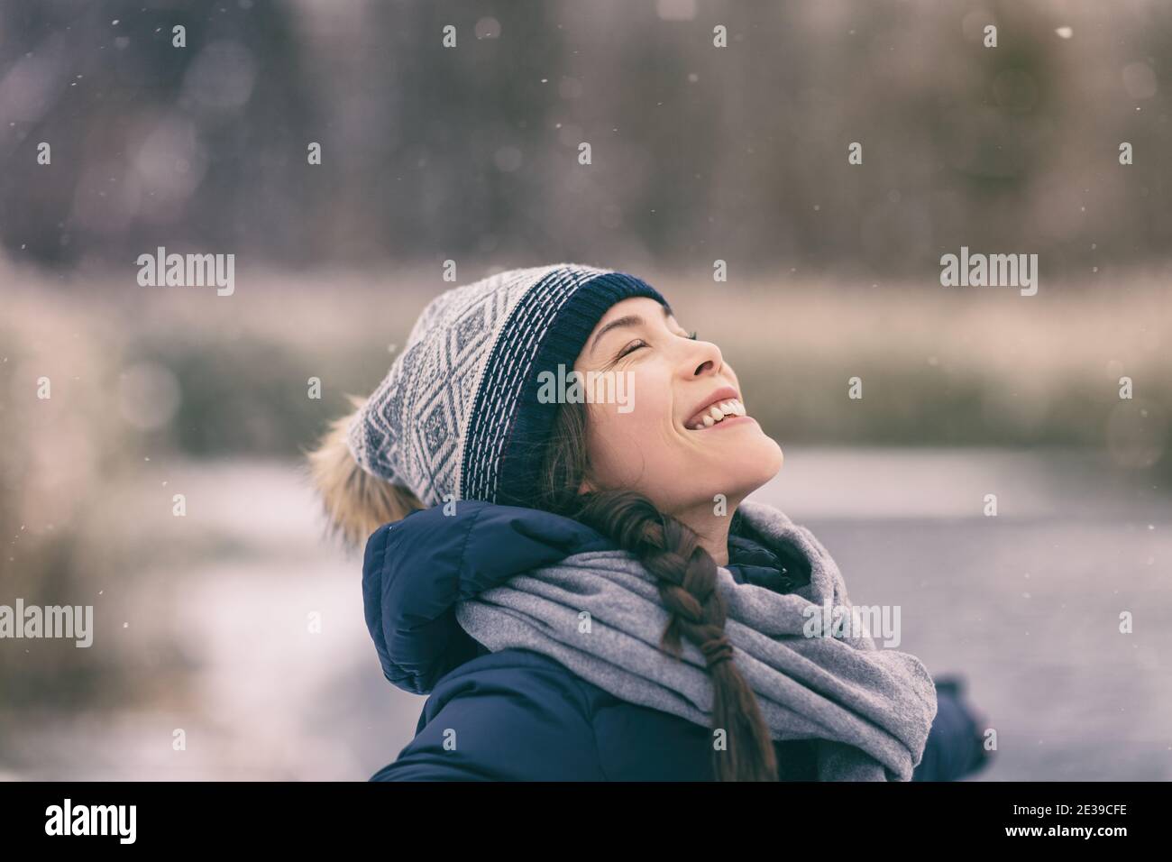 Feliz Asiática Chica Caminando En Camino De Nieve. Mujer Con Abrigo Rojo  Haciendo Actividad De Invierno Al Aire Libre Disfrutando Foto de archivo -  Imagen de senderismo, disfrutar: 208290912