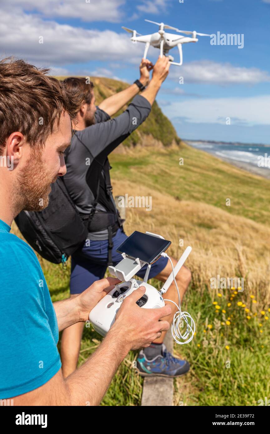 Amigos volando drone juntos grupo de dos chicos teniendo
