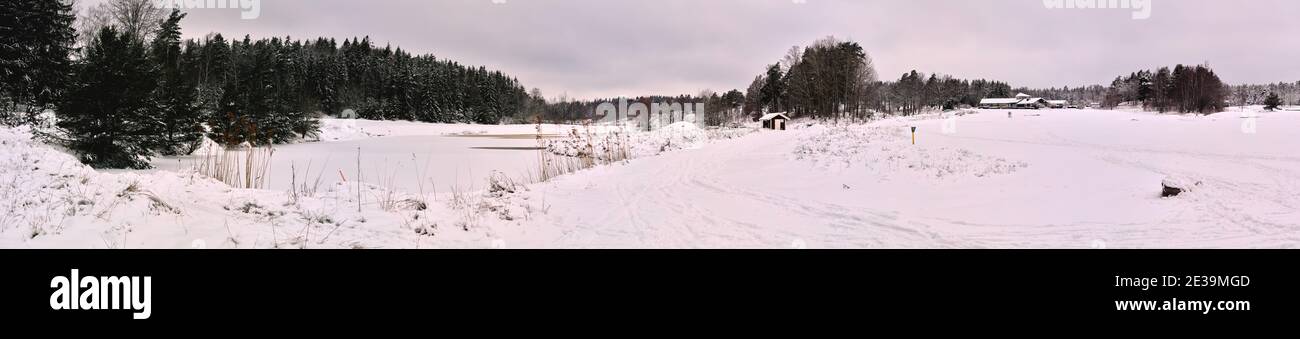 Vista panorámica de una parte del club de golf Askrike fuera de Vaxholm, Suecia, durante el invierno Foto de stock