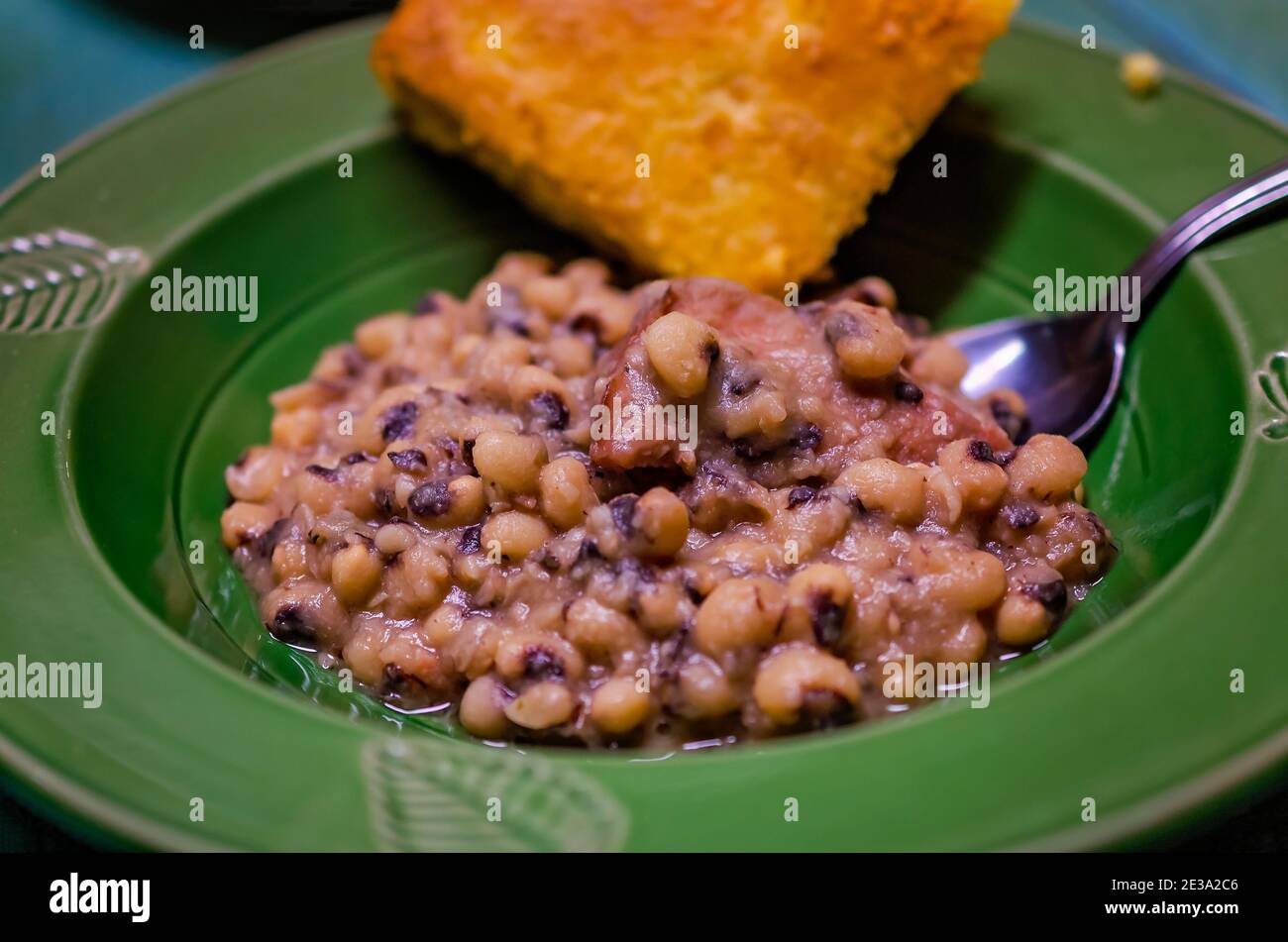 Los guisantes de ojos negros, también conocidos como John de Hoppin, se sirven con pan de maíz como una cena tradicional del día de año Nuevo en el sur de los Estados Unidos. Foto de stock