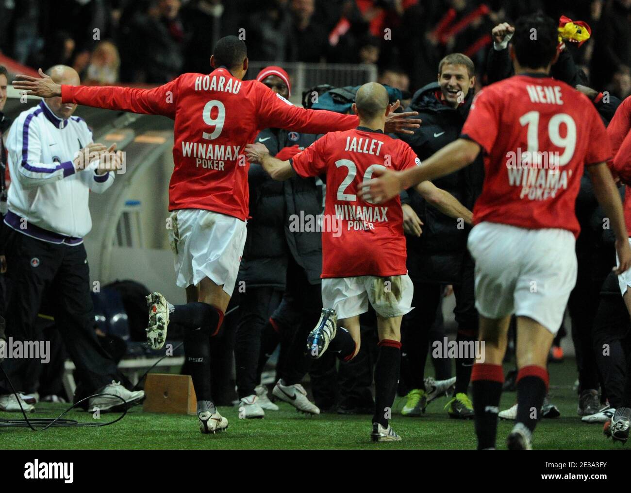 Guillaume Hoarau del PSG celebra después de marcar el segundo gol con