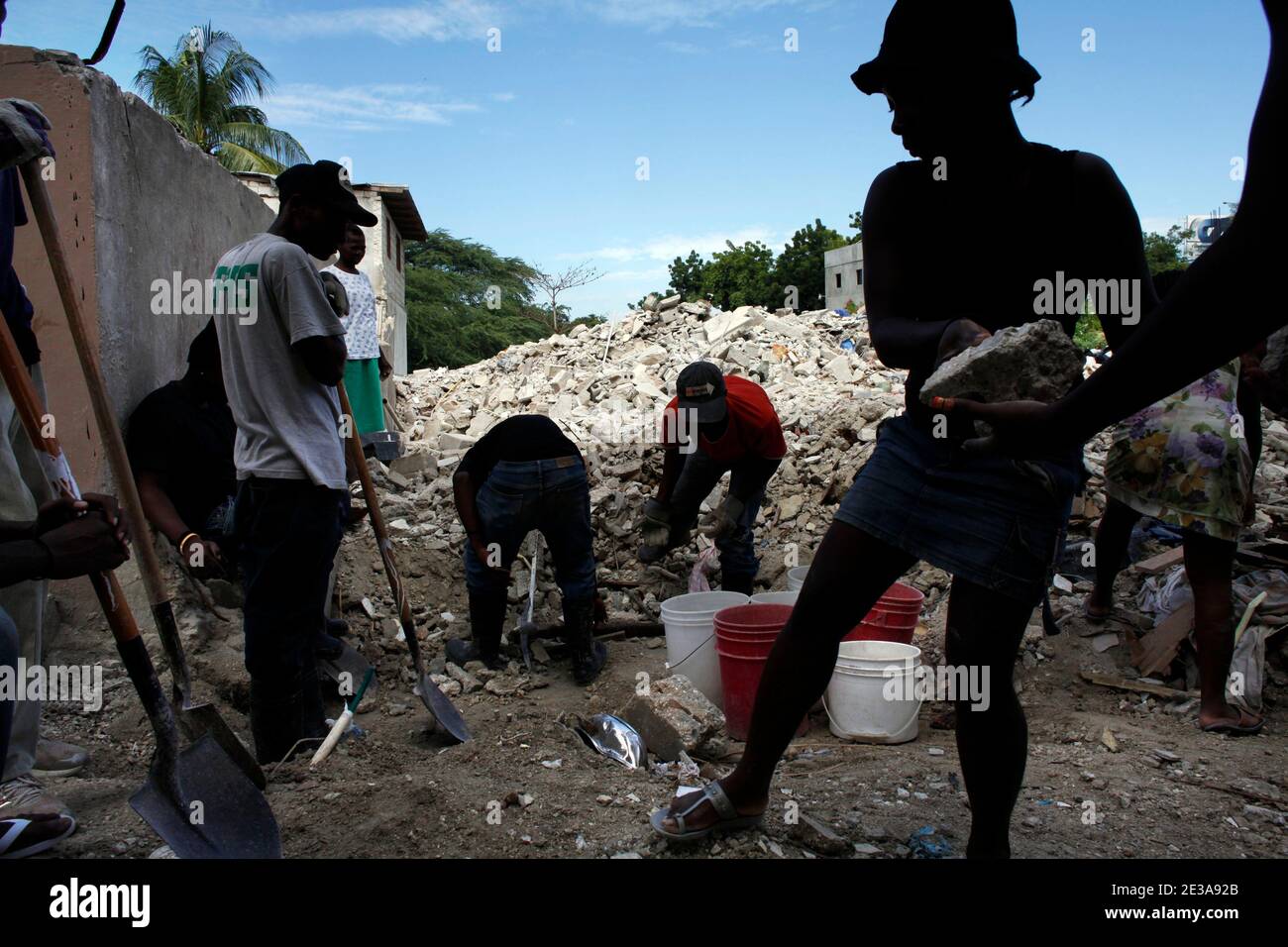 Sensación Fuente persona El 11 de noviembre de 2010, la población del barrio de Delmas 9 sigue despejándose para instalar refugios en Puerto Príncipe, Haití. Foto de Jean-Luc Luyssen/ABACAPRESS.COM Fotografía de stock - Alamy Sensación Fuente persona El 11 de noviembre de 2010, la población del barrio de Delmas 9 sigue despejándose para instalar refugios en Puerto Príncipe, Haití. Foto de Jean-Luc Luyssen/ABACAPRESS.COM Fotografía de stock - Alamy