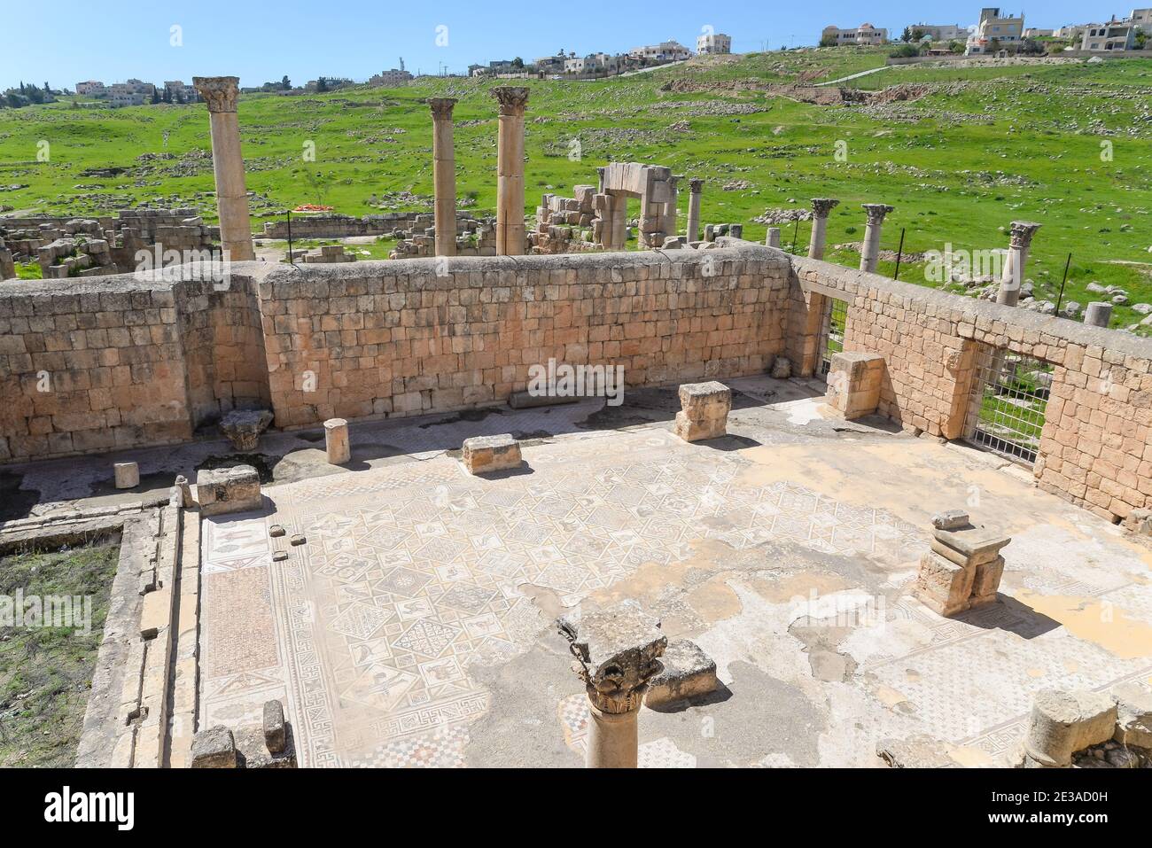 Ruinas de la Iglesia bizantina de los Santos Cosmas y la iglesia de Damianus en Jerash, Jordania. Ruina antigua en Gerasa antigua de la Iglesia de San Juan Bautista. Foto de stock