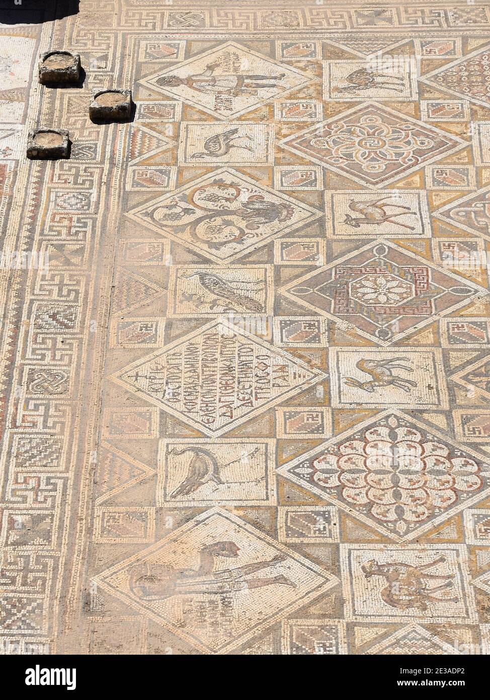 Mosaico bizantino en el piso de la Iglesia de San Juan Bautista ruinas en Jerash (Gerasa), Jordania, Oriente Medio. Piso de la época bizantina con mosaico. Foto de stock