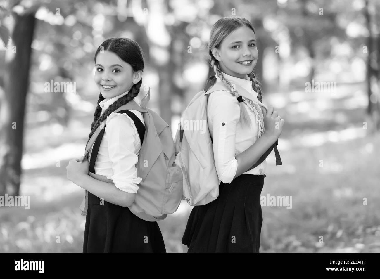 Un Ambiente Positivo Chicas Adolescentes Con Mochilas Caminando En El Parque De Vuelta A La