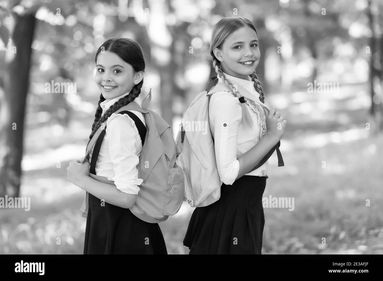 Un Ambiente Positivo Chicas Adolescentes Con Mochilas Caminando En El