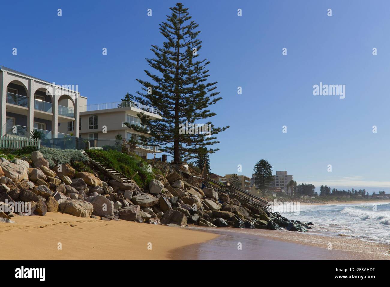 Erosión costera de la playa en Collaroy en las playas del norte De Sydney Australia Foto de stock