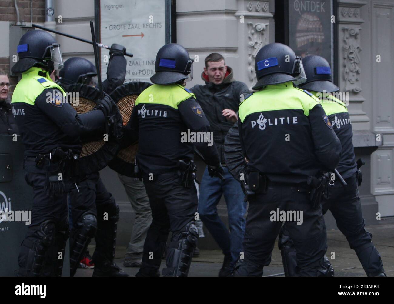 Los agentes de la policía antidisturbios intervinieron contra los manifestantes contra el bloqueo durante la manifestación en Museumplein en medio de la pandemia del coronavirus el pasado mes de enero Foto de stock