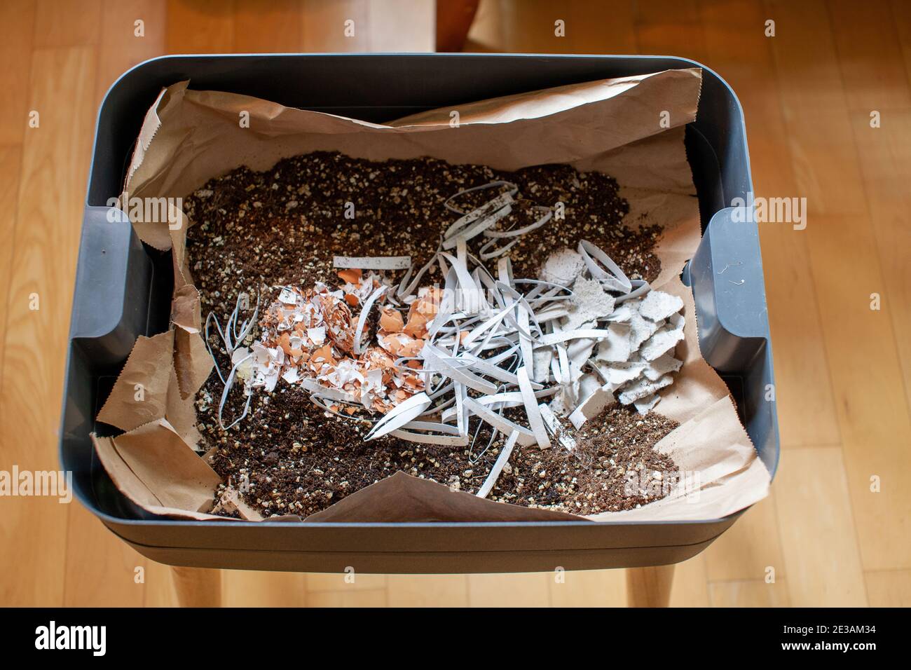 Una mezcla de material de cama se coloca en la bandeja de inicio de un  gusano composter, antes de que los gusanos se mueven en, para darles un  buen hogar con el