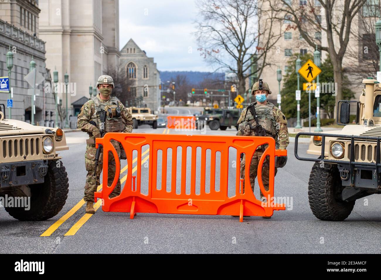 Los miembros de la Guardia Nacional de Pensilvania bloquean una calle fuera del Capitolio del Estado de Pensilvania en Harrisburg, Pensilvania el 17 de enero de 2021. (Foto de Paul Weaver/Sipa USA) crédito: SIPA USA/Alamy Live News Foto de stock