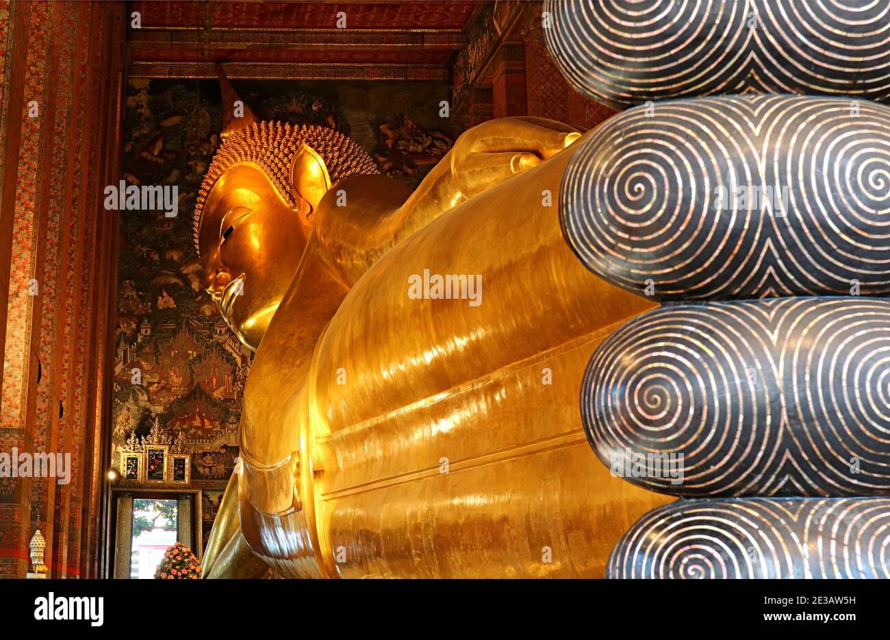La imagen de Buda de 46 metros de largo del complejo Wat Pho Temple ubicado en el distrito Phra Nakhon, Bangkok, Tailandia Foto de stock
